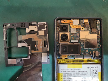 基盤カウリングを取り外したxperia5Ⅲ