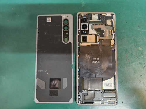 バックパネルを取り外したSONY Xperia 1 Ⅳ