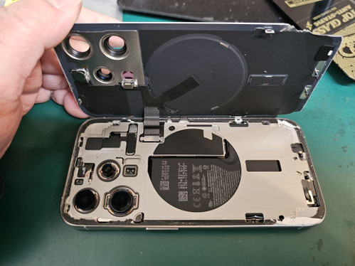 バックパネルを開けた状態のiPhone15Pro