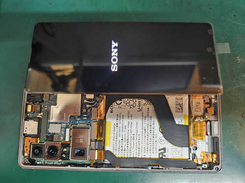 画面のチェックをしているXperia 1 Ⅳ