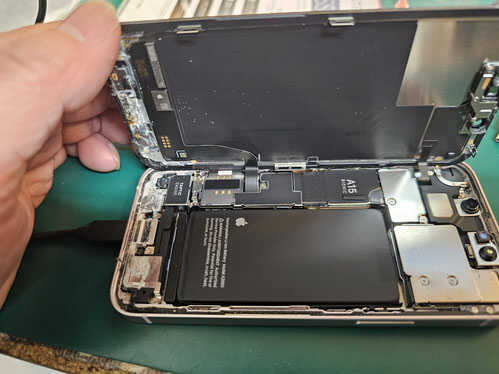 画面を外し、マイクホールから液体侵入が確認できるiPhone13