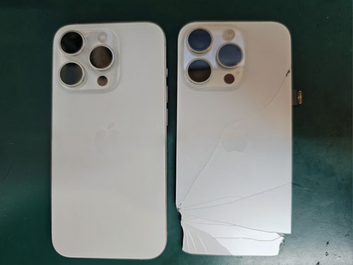 背面ガラス修理後のiPhone15Pro 右のパネルは取り外した割れた背面ガラス