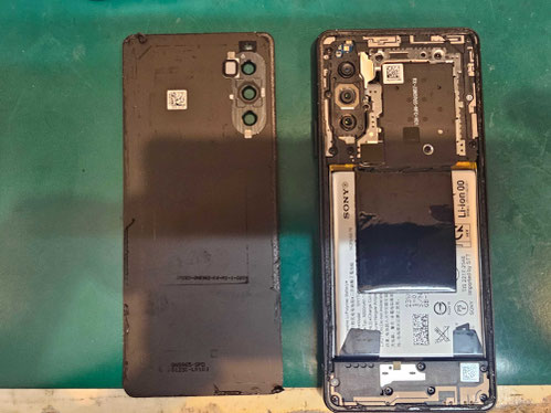 バックパネルを取り外したSONY Xperia 10Ⅳ