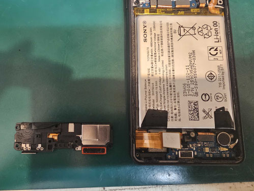 下部スピーカーを取り外したXperia 10Ⅳ