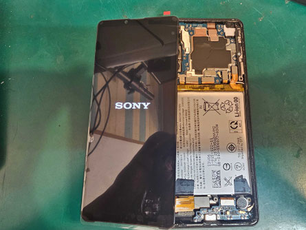 割れた画面を外して動作確認中のSONY Xperia 10Ⅳ