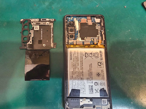 基盤カウリングを外したSONY Xperia 10Ⅳ