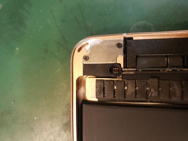 接着面のルーターで修正したiPadmini5のフレーム