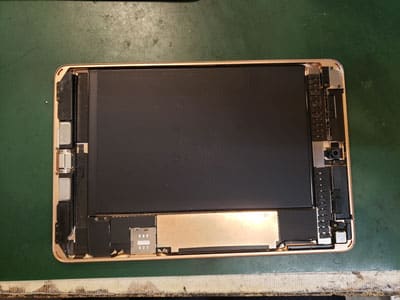 下準備で両面テープを全て外して綺麗にしたiPadmini5のフレーム