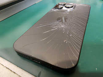 iPhone背面ガラスにカメラレンズ修理可能