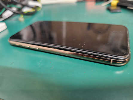 暑い時期危険!iPhone非正規バッテリーの膨張