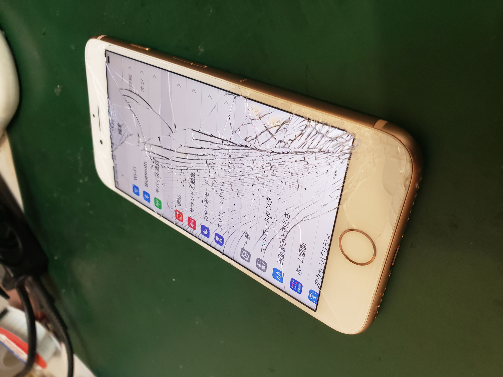 iPhone画面修理作業は30分ほど掛かります