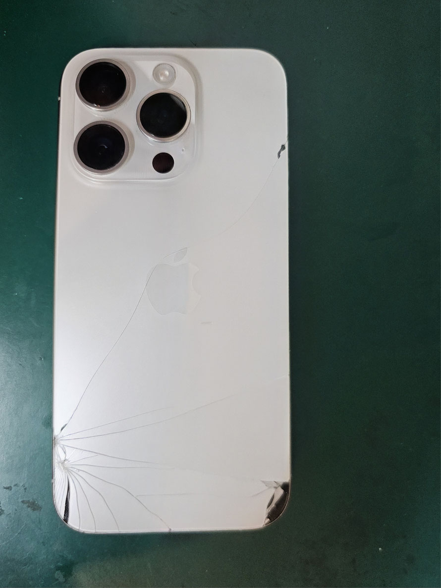 iPhone 15シリーズはApple純正部品で背面ガラス修理可能です