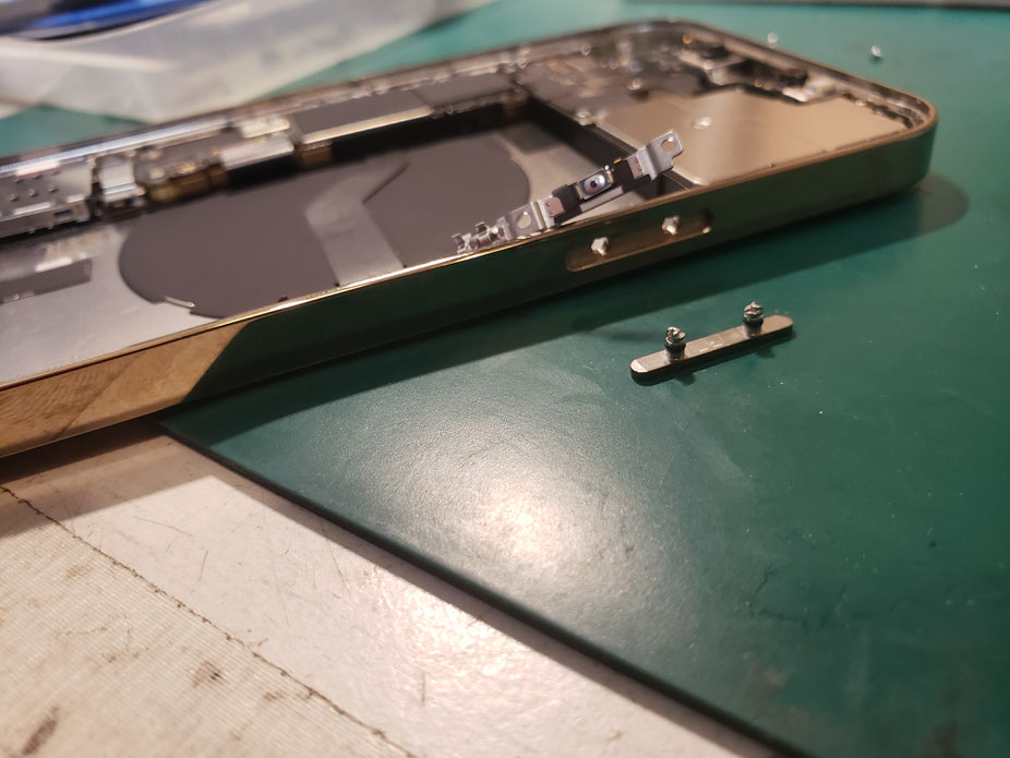 iPhone12以降の機種のサイドボタン修理します