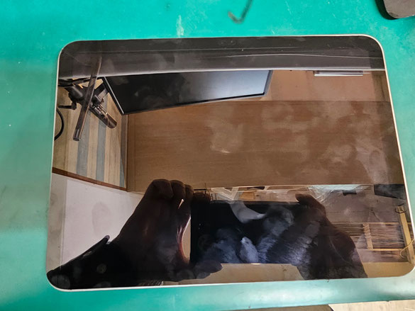 シートヒーターとヒートがんで温めて画面を外しているiPad 10 シートヒーターとヒートがんで温めて画面を外しているiPad 10