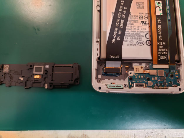 スピーカー付きサブボードカウリング分離したGalaxy S21 FE