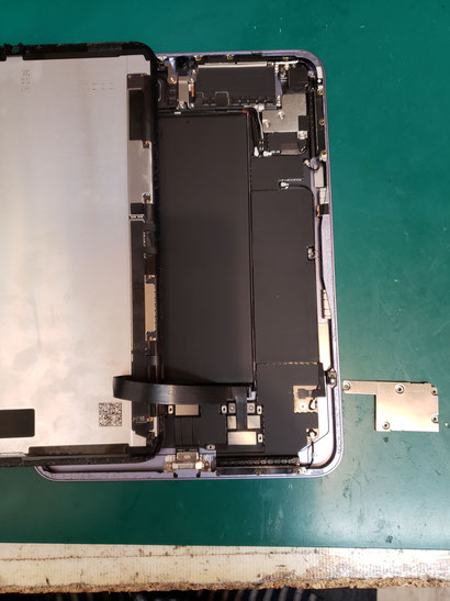 ディスプレイを外してケーブルカウリングを外したiPad mini 6