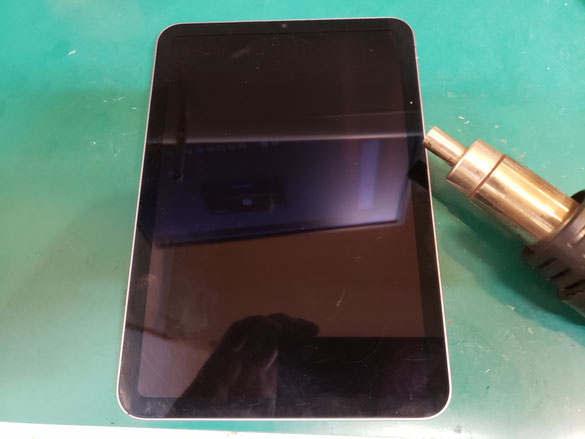 ディスプレイを外すためヒートガンで接着を弱くしているiPad mini 6 ディスプレイを外すためヒートガンで接着を弱くしているiPad mini 6