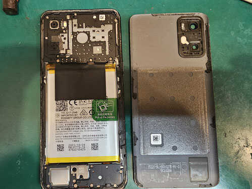 バックパネルを取り外したOPPO Reno 3 A