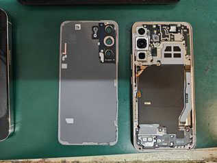 バックパネルを取り外したSamsung Galaxy S22