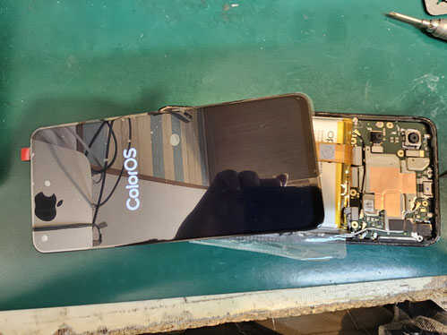 バッテリーを取り外したRENO3A