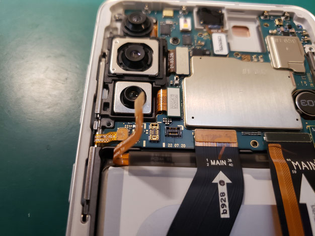 バッテリーケーブルを分離して電力供給を遮断したGalaxy S21 FE