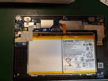 バッテリーケーブルを取り外したLenovo Tab5