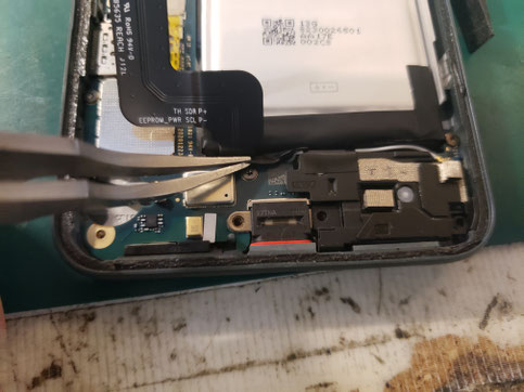 バッテリータブを引き出しバッテリー取り出し中のPixel 5a