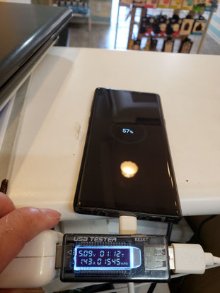 バッテリー交換後の通電チェック中のGalaxy S10+