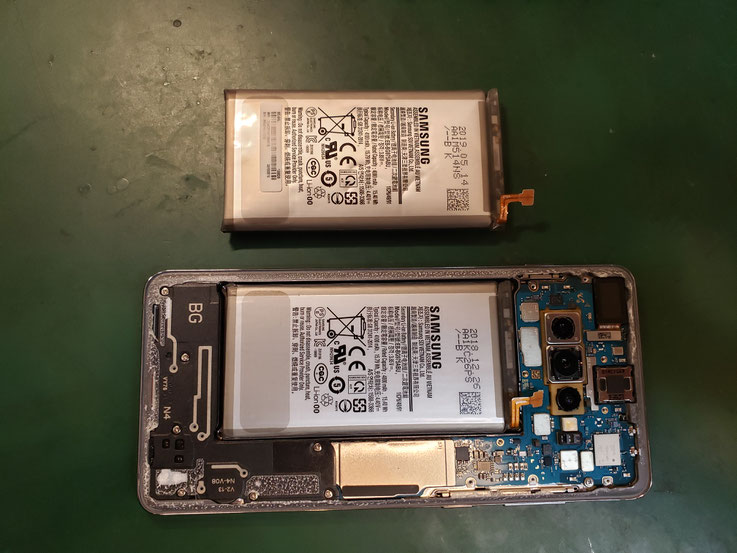 バッテリー交換後の通電チェック中のGalaxyNOTE9