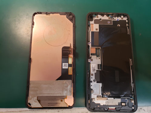 フロントパネルを取り外したGoogle Pixel 5a