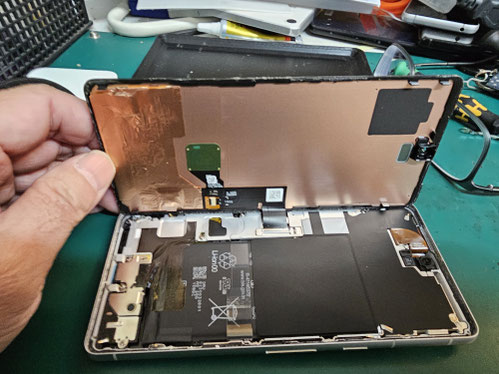 フロントパネルを取り外したGoogle Pixel 6
