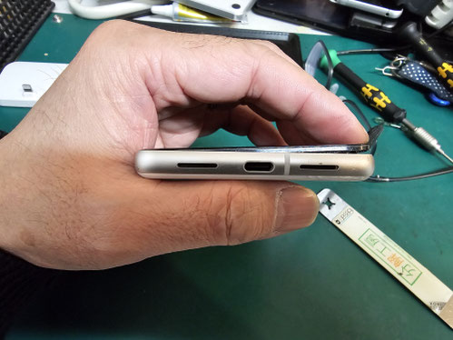 フロントパネルを取り外したGoogle Pixel 6