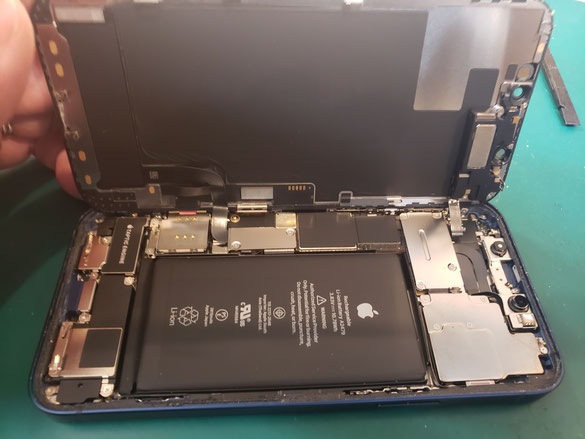 フロントパネルを取り外したiPhone 12 Pro