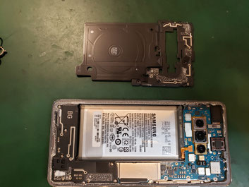 ブラケットカバーを外したGalaxyS10+