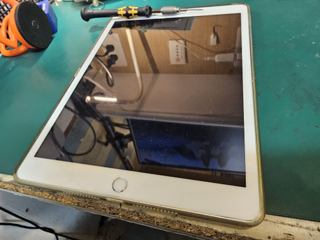 ホームボタンが反応しているがブラックアウトのiPad Pro8基盤修理