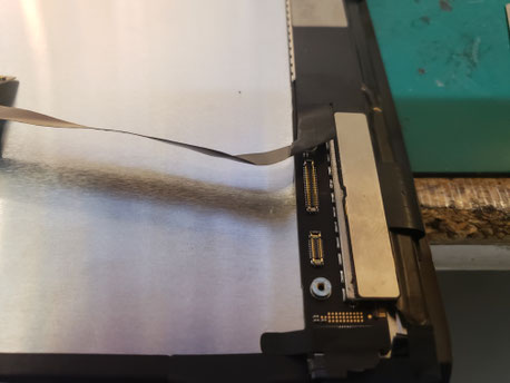 マザーボードに繋がるケーブルフレックを取り外したSamsung Galaxy S22 ultra マザーボードに繋がるケーブルフレックを取り外したSamsung Galaxy S22 ultra