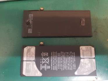 上が非正規修理の両面テープ量と純正のテープ接着量の違い