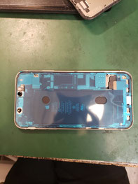 古いテープを取り除き、新たしいフロントパネルシールを取り付けたiPhone11