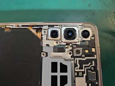 基板カウリングを外した Galaxy S22