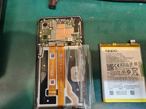 基盤カウリングを外したOPPO Reno 3 A