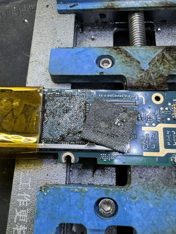 基盤修理で治具に固定してCPUを外したGoogle pixel 5a