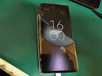 成功した基板修理後に画面を取り付け動作確認中のGoogle pixel 5a