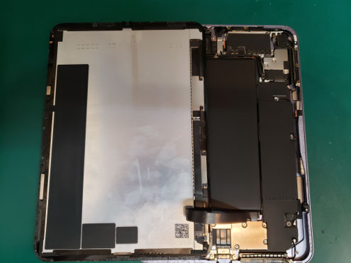 接着をとりディスプレイを外したiPad mini 6