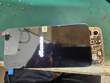 新しい画面を仮付けで動作チェックしている Galaxy S22