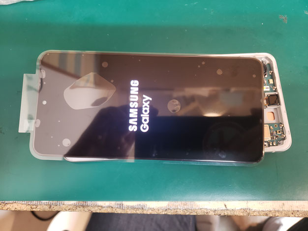 新しい画面を取り付けて動作確認中のGalaxy S21 FE 新しい画面を取り付けて動作確認中のGalaxy S21 FE