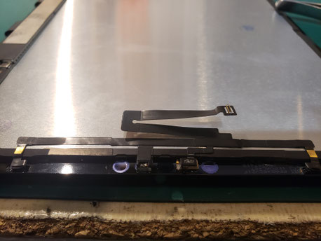 新品のバッテリーを取り付けたSamsung Galaxy S22 ultra