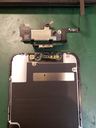 画面を外しイヤースピーカーセンサーを取ったiPhone11
