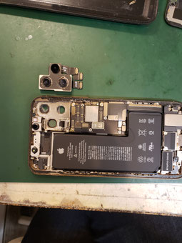 画面を外しメインカメラを取ったiPhone11PRO