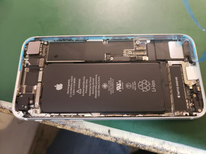 画面シールを皺やよれなく取り付けたiPhone SE