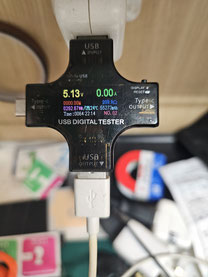 簡易テスターで通電チェックしているGoogle Pixel 5aが全く通電していない